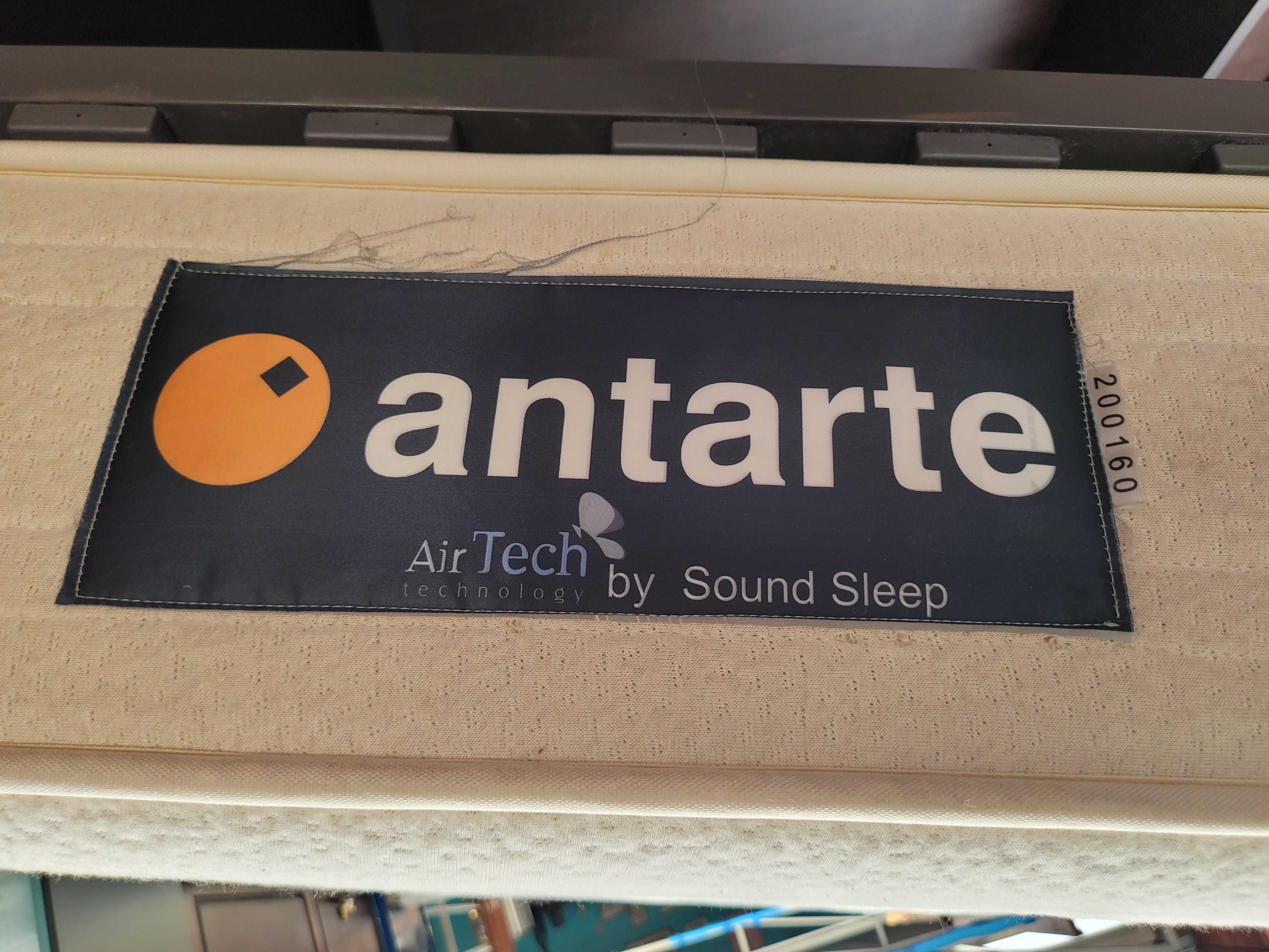 Excelente conjunto de cama com arrumação e iluminação,