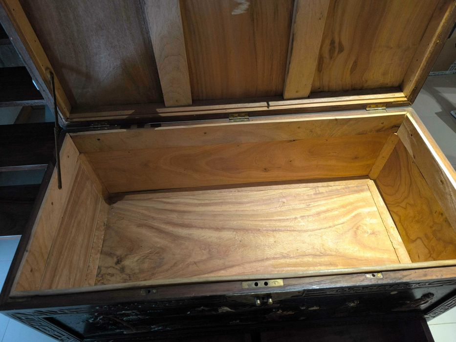 Arca chinesa c/ gavetas em madeira e madrepérola (94×46×101 cm)