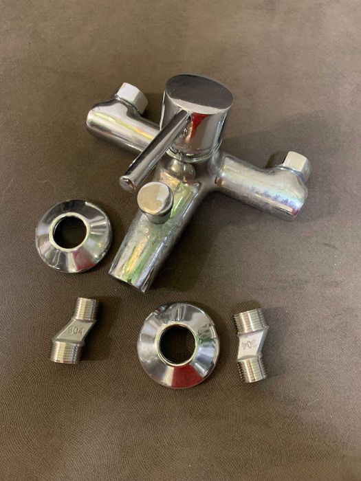 Сантехника - смеситель для ванной, душевой шланг с лейкой с держателем