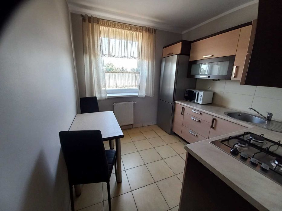 Wynajmę mieszkanie 60 m PARTER 3 pokoje loggia piwnica ul. Różna