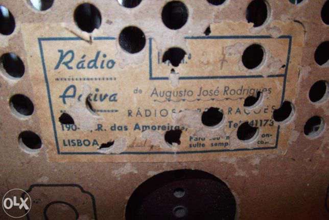 Rádio a válvulas Philips de duas bandas (Onda Média e Onda Curta)