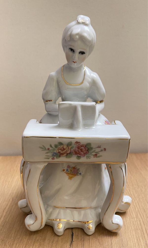Stara figurka porcelanowa kolekcjonerska Pianistka