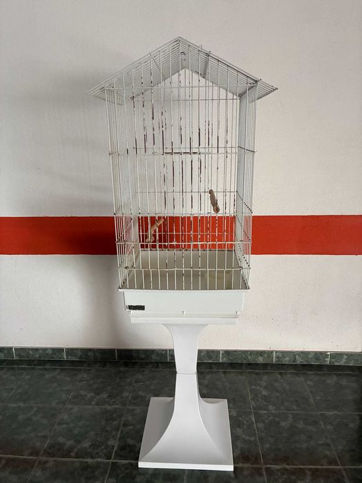 Gaiola gaiola grande usada para aves com coluna base de apoio