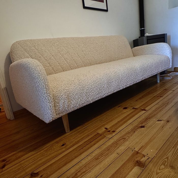 Sofá em tecido bouclé — elegante, confortável e quase novo