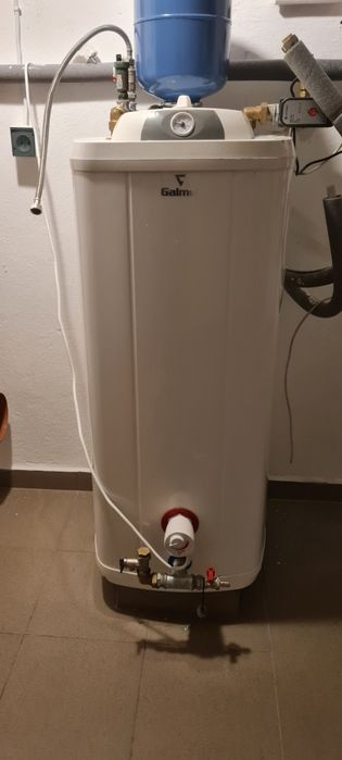 Bojler 100L wraz z grzałką i zbiornikiem wyrównawczym .