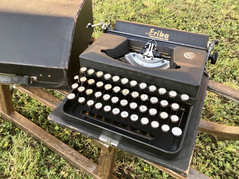 Antiga máquina de escrever  Erika