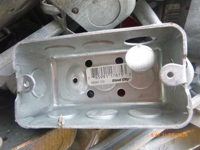 Osprzęt elektryczny 110 V gniazdka , wyłączniki , puszki