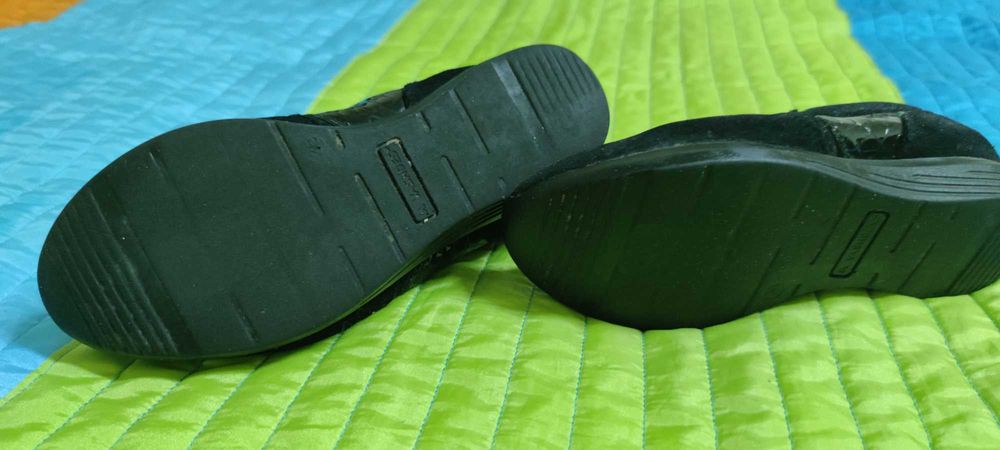 Sapatilhas em pele tam. 36 em bom estado