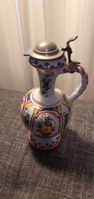 Stare kufle i dzbanki z cynowym deklem