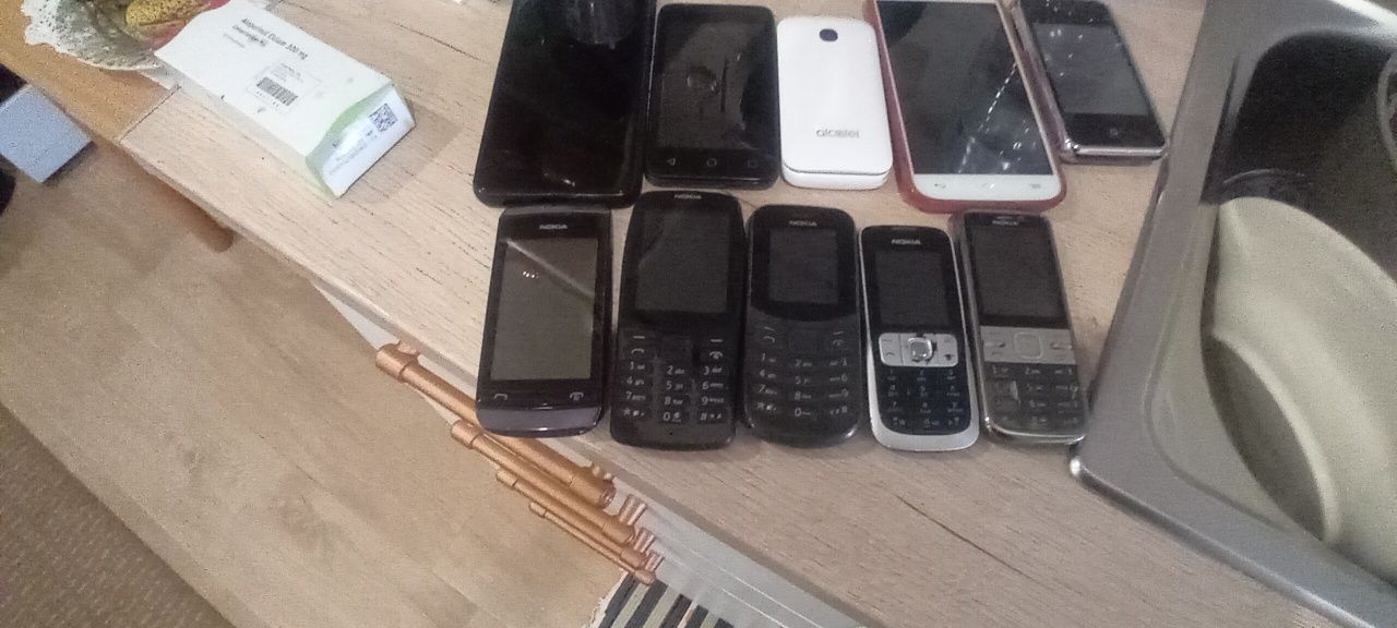 Varios telemóveis para peças  algum funciona.