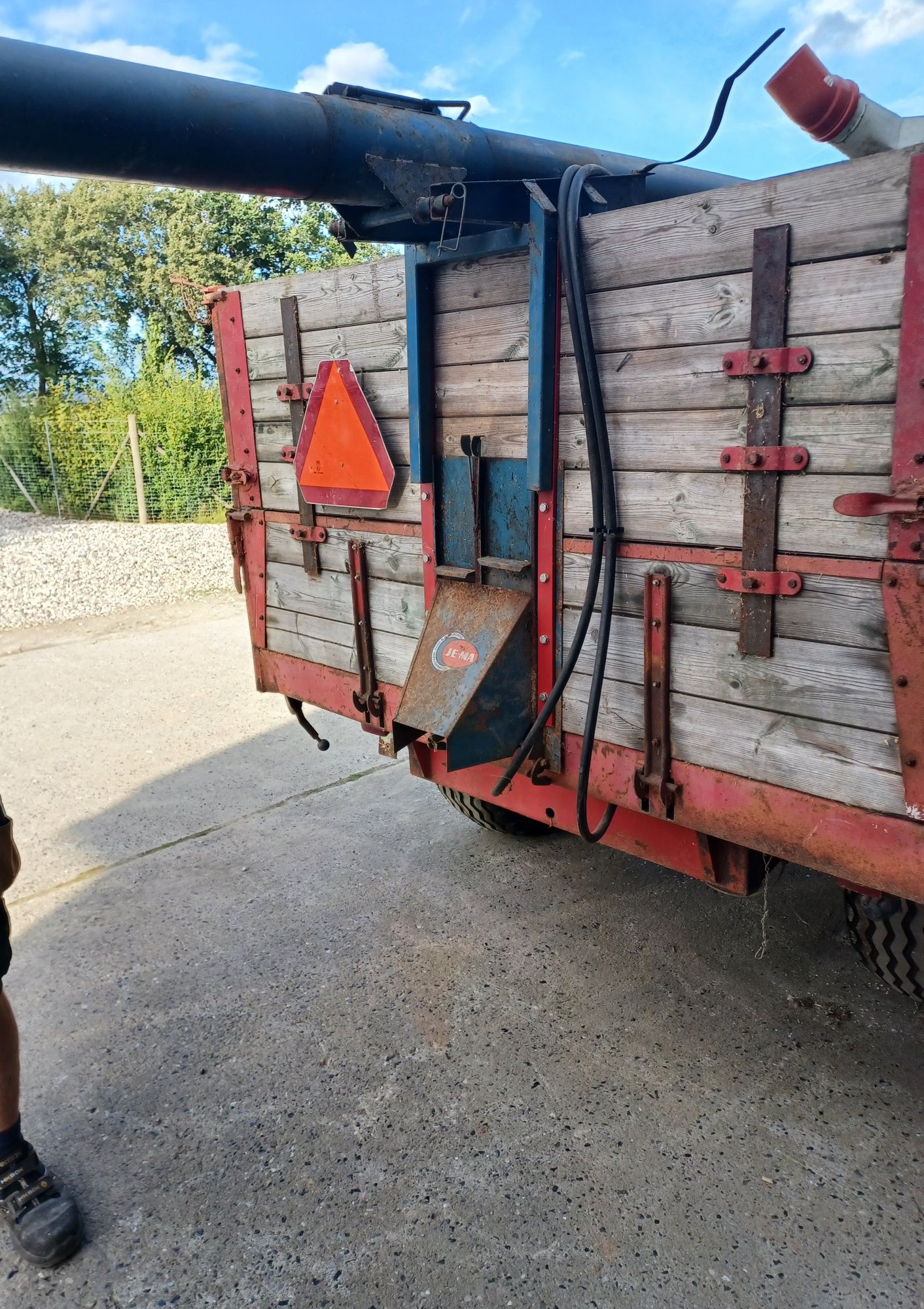 "Przyczepa jednoosiowa tandem z żmijką przeładowczą"