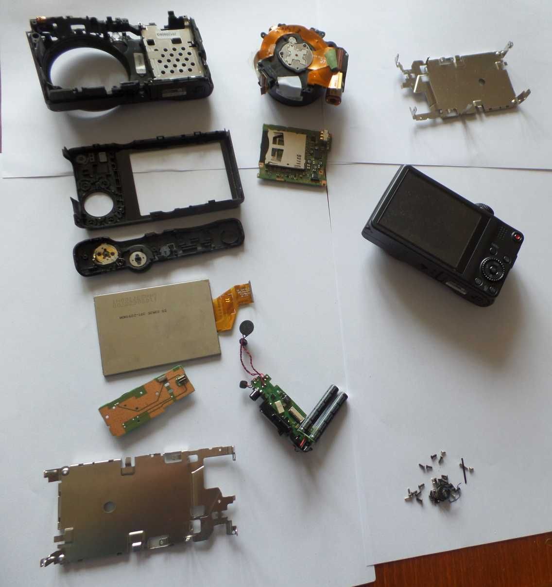 Części i uszkodzony aparat Samsung wb750