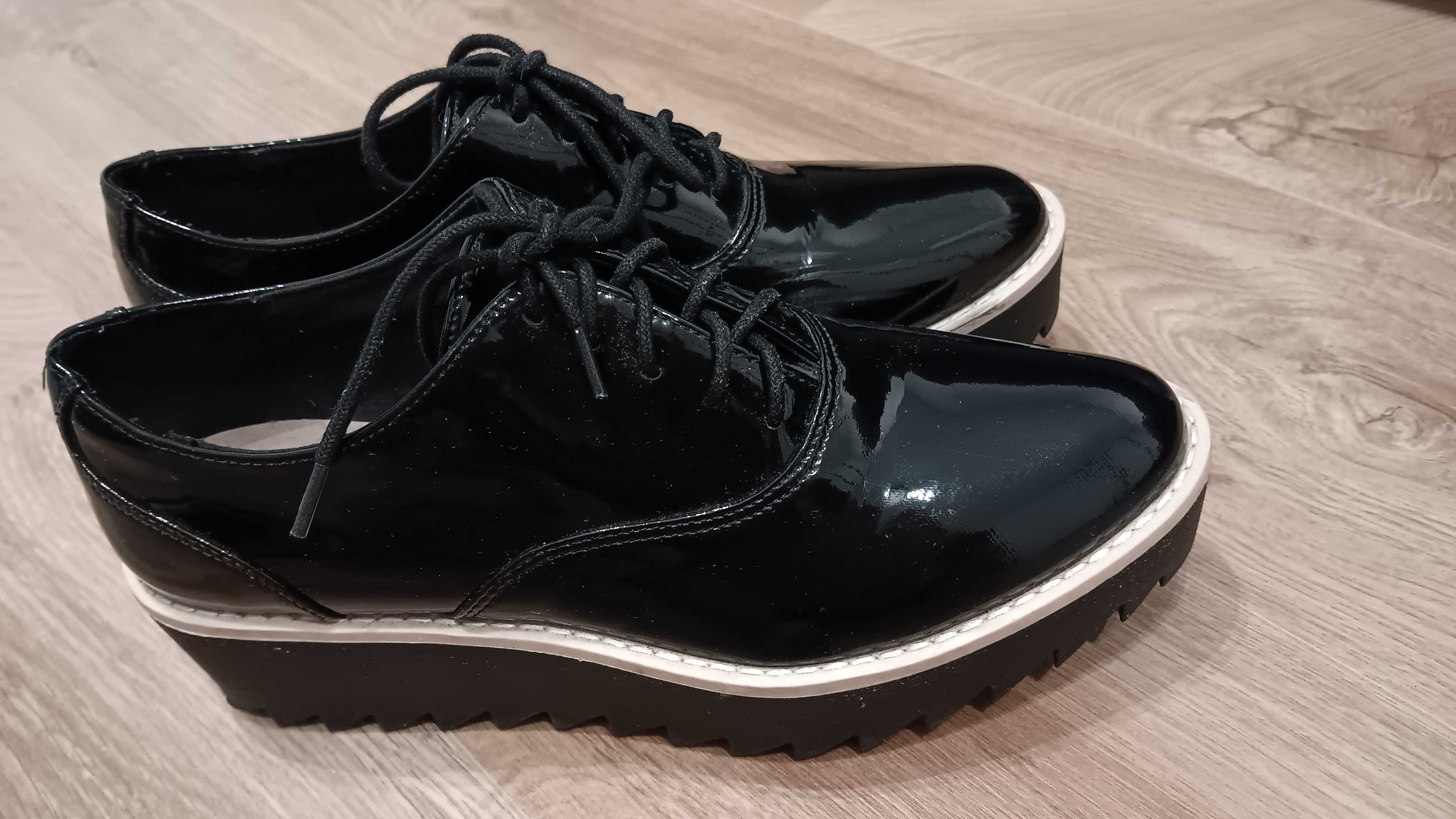 Półbuty H&M lakierowane 38
