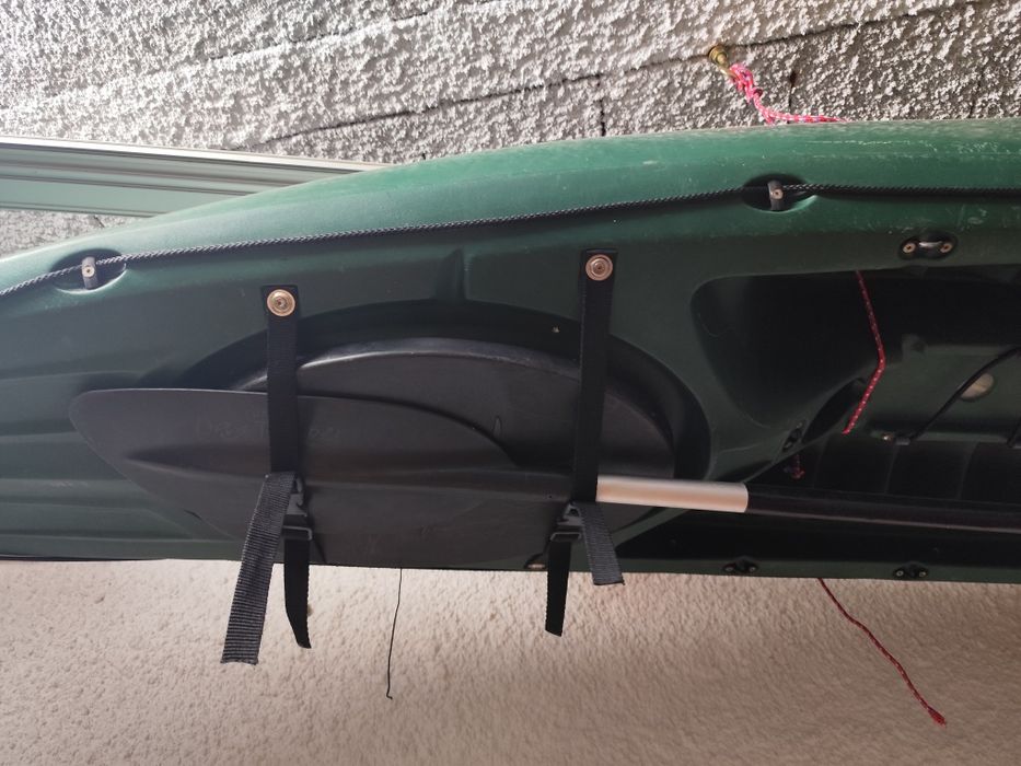 Kaiaques com bancos e pagaia