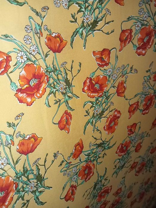 Vestido amarelo com flores vermelhas