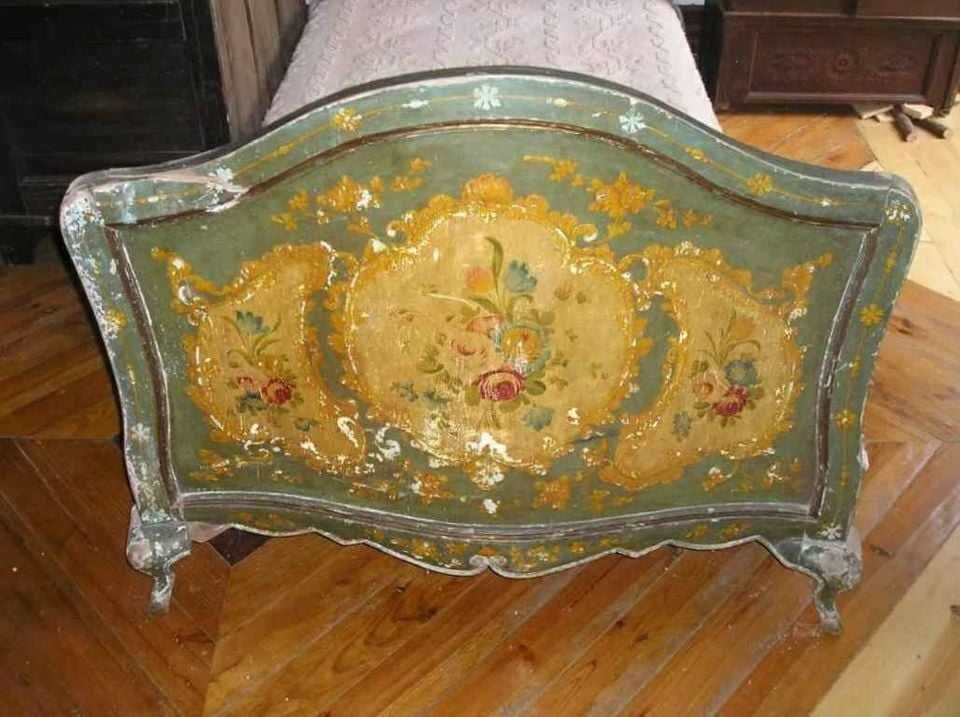 Par de camas de solteiro muito antigas com pintura original