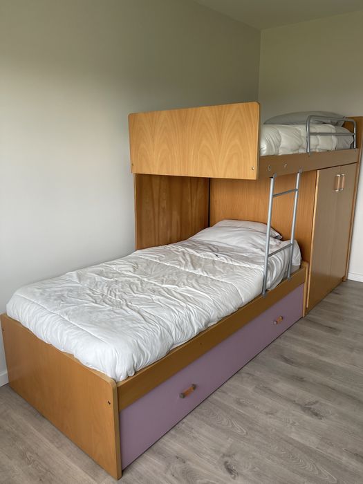 Beliche criança com roupeiro e secretaria