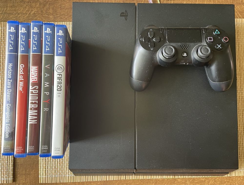 Konsola PS4 + gry