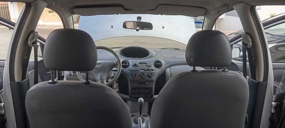 Toyota Yaris 1.0 VVTi, versão terra , em ótimo estado