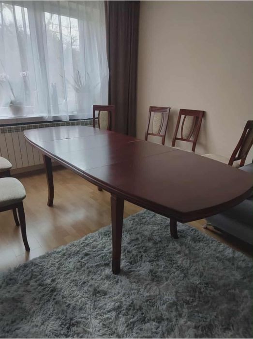 Drewniany stół rozkładany z 6 krzesami dł. 150/240 x

95 cm
