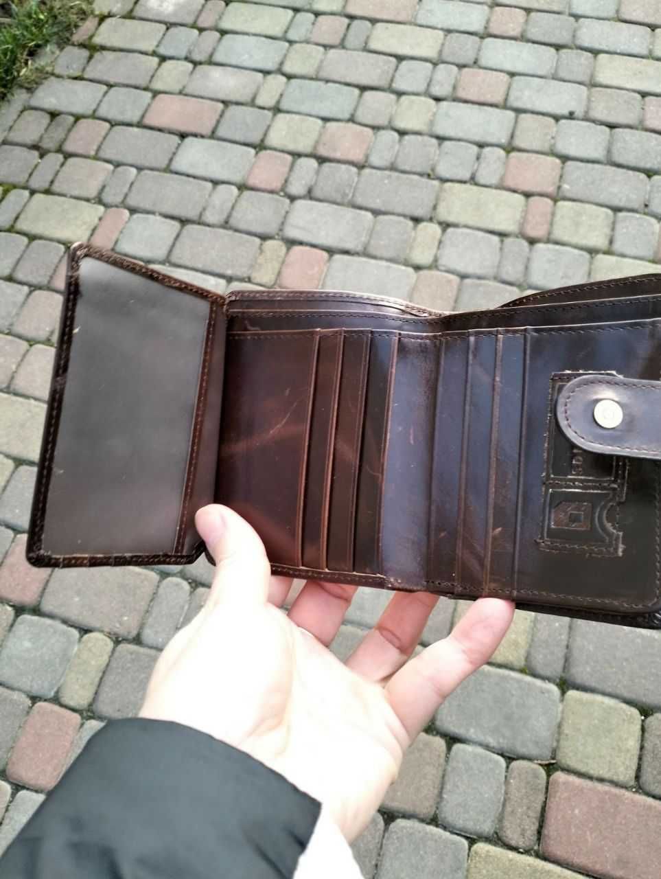 Зручний класичний шкіряний гаманець на 2 кнопки .