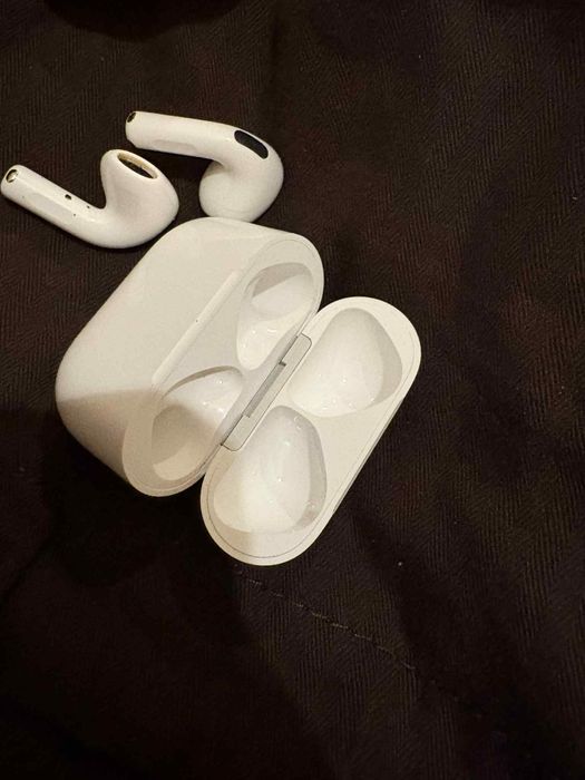Apple AirPods 4 z Aktywną Redukcją Hałasu