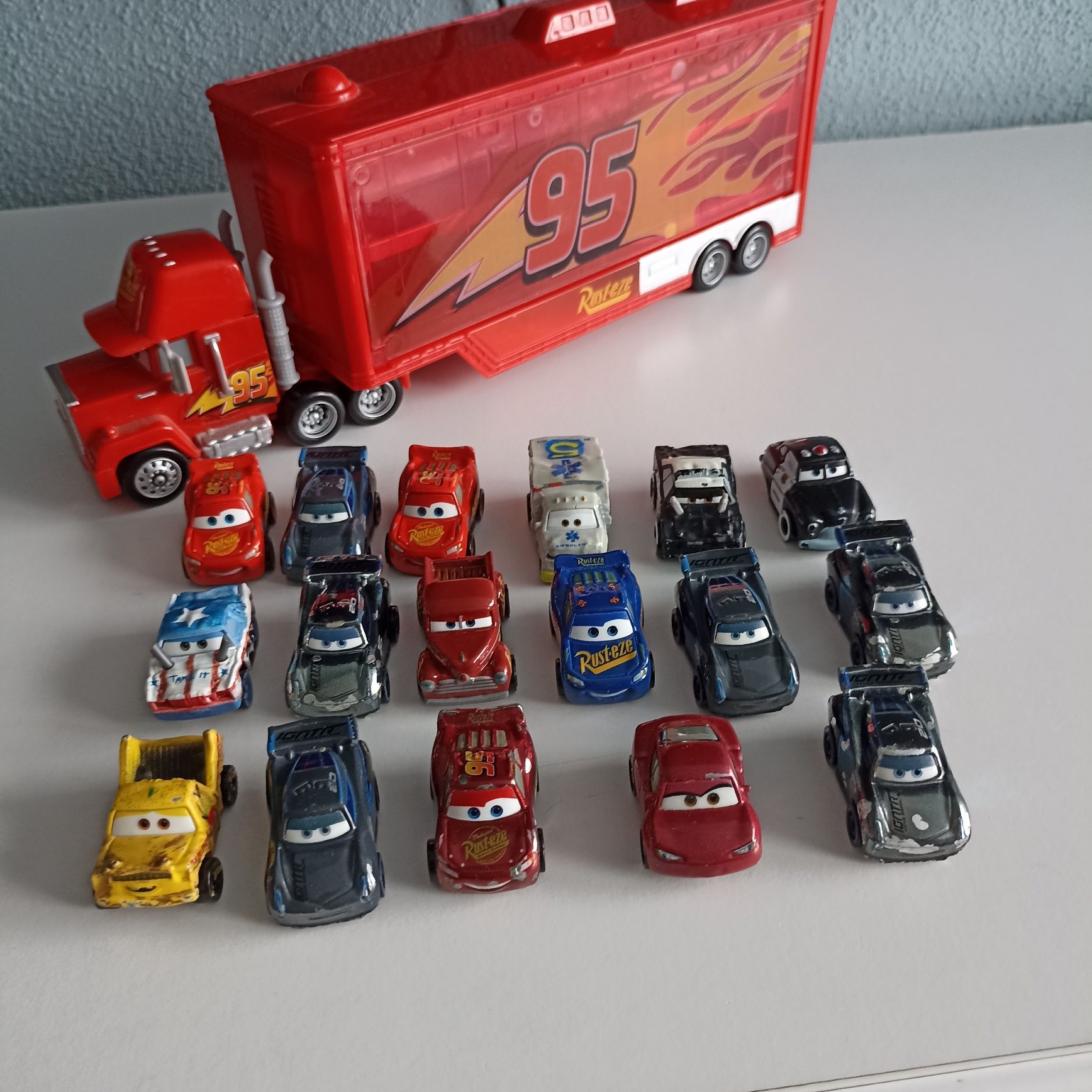 Tir Maniek McQueen + 17 metalowych aut mattel