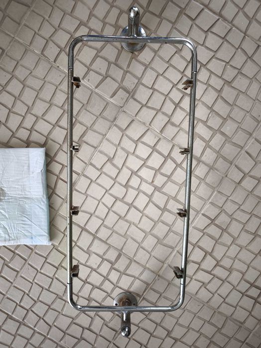 Estante metálica com prateleiras de vidro (dimensões na foto)