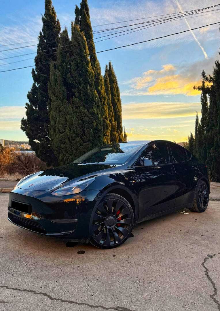 Tesla Model Y 2022 рік