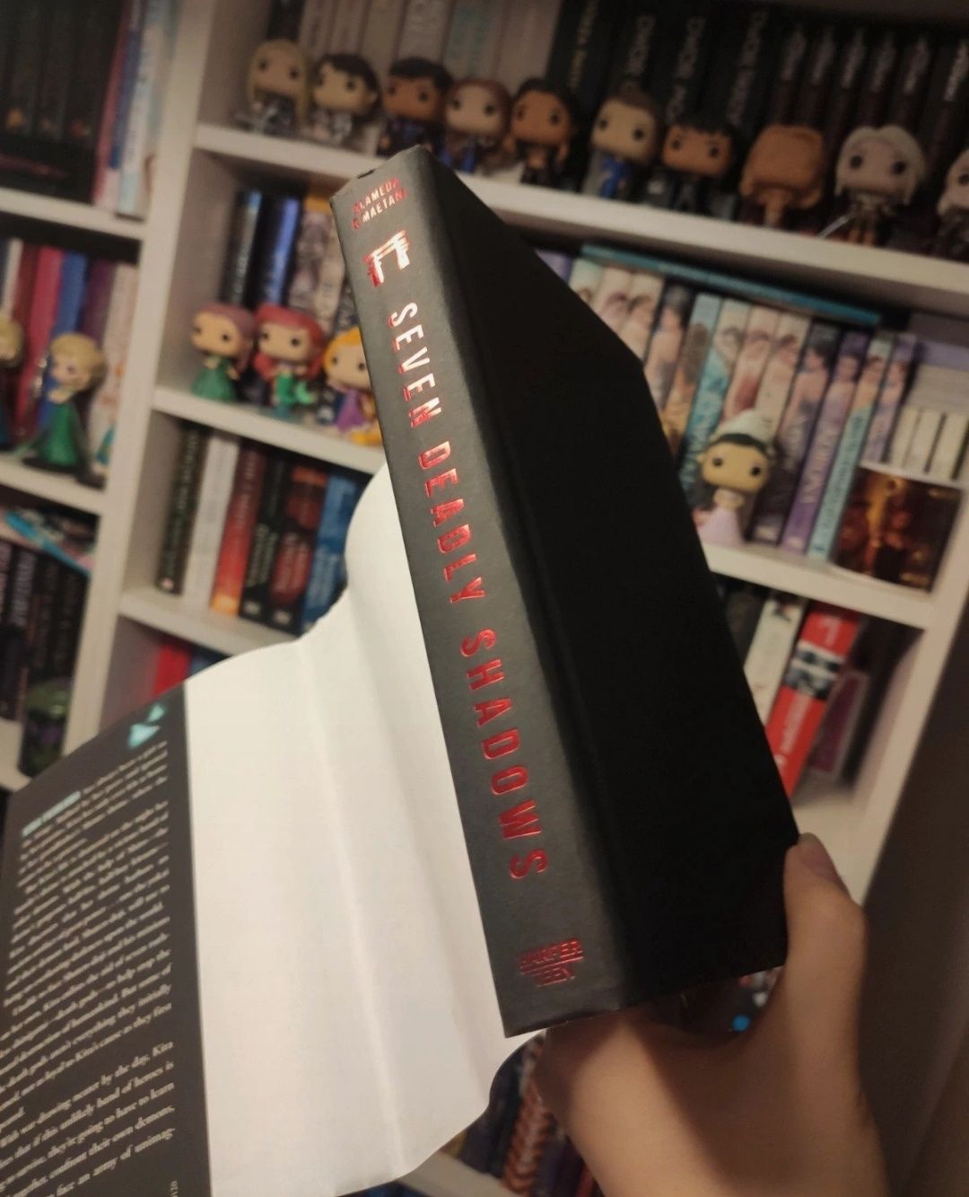 Po angielsku seven deadly shadows książka fantasy