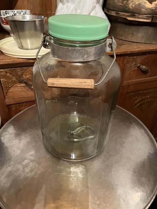 Frascos vazios alguns com asa