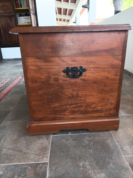 Baú de madeira maciça para arrumação