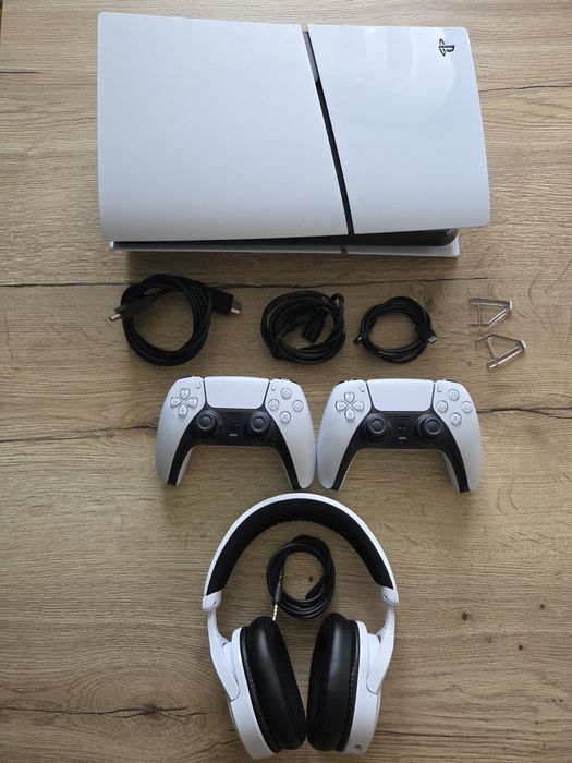Ps5 Slim 1TB, dwa pady i słuchawki Trust GXT 498 Forta