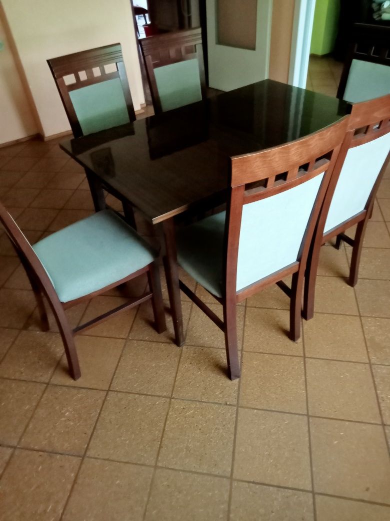 Sprzedam  6 krzeseł i stół