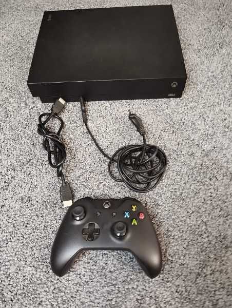 Sprzedam Xbox One X + gry w zestawie