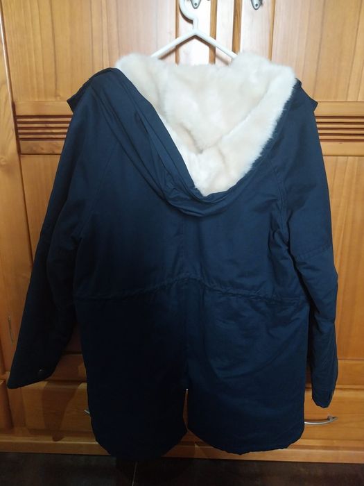 Casaco azul com capuz