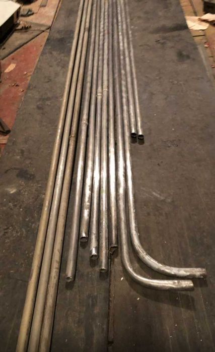 Труби з нержавійки безшовні, не магнітяться.