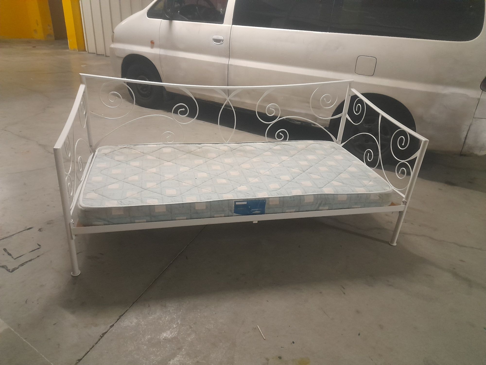 Cama solteiro Ikea em metal branca com colchão incluido