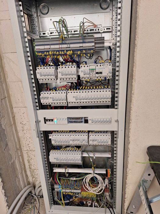 Elektryk , Instalacje elektryczne