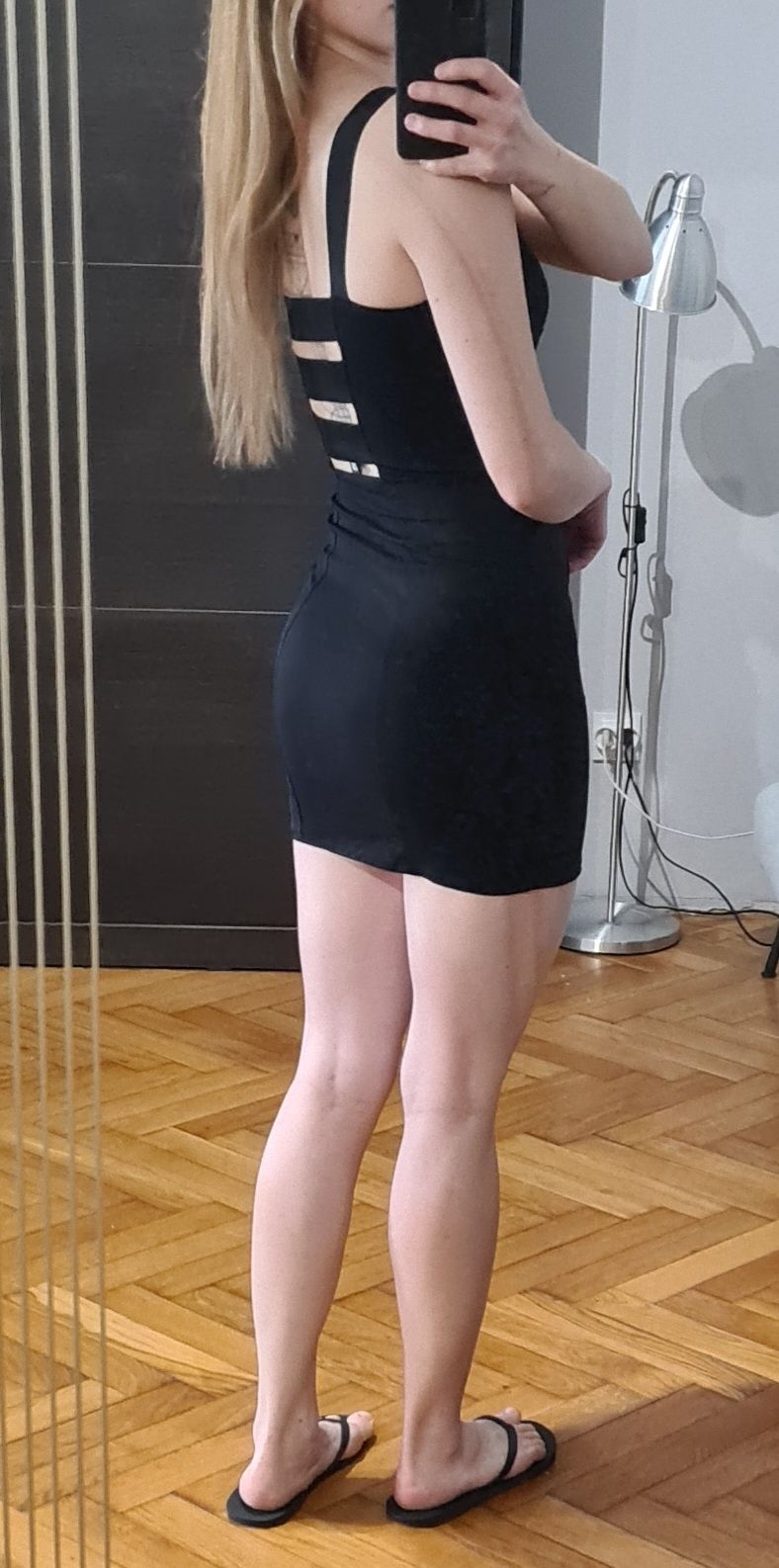 Sukienka mini, czarna, mała czarna, paski na plecach, na ramiączkach