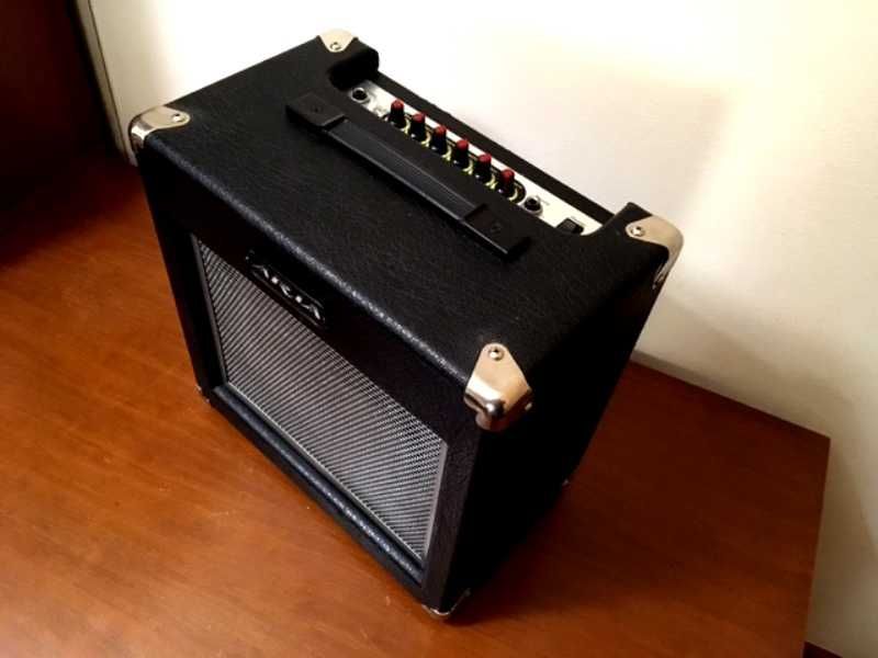 Amplificador de guitarra com reverb de molas analógico