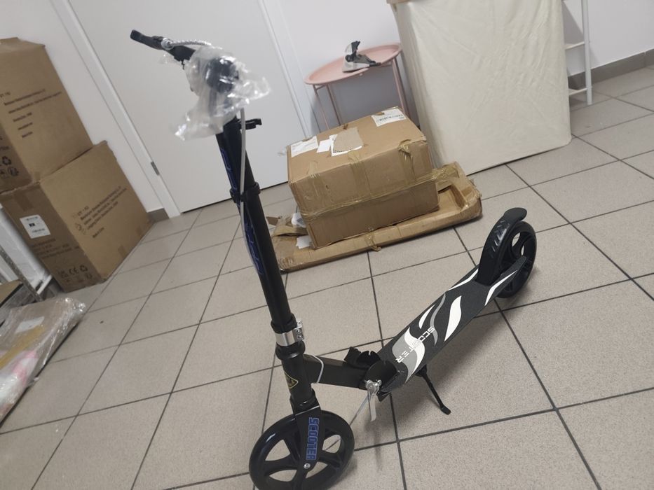 Nowa hulajnoga na dużych kołach z hamulcem ręcznym