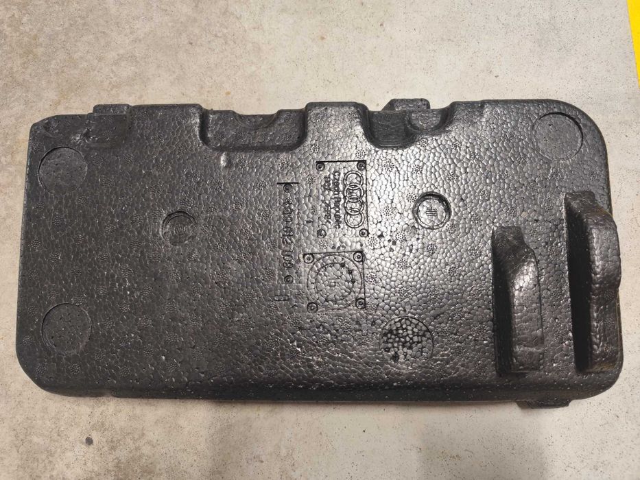 Wkład bagażnika Audi A6 C7 z mocowaniem narzędzi i zapięć siatki.