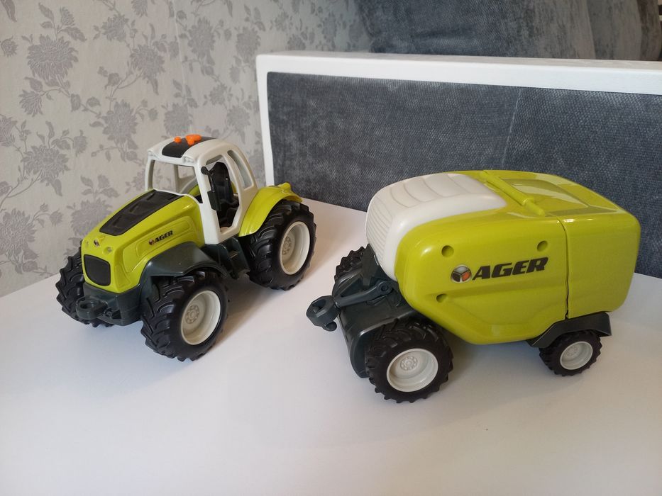 Трактор з причепом