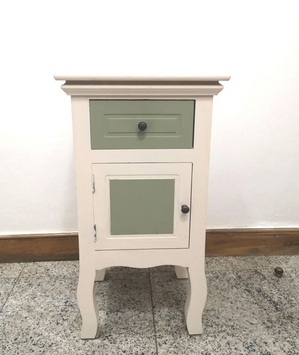 Móvel de apoio:quarto, cozinha, WC... Em madeira, em bom estado.