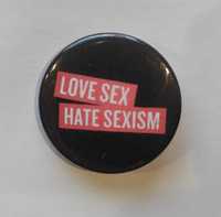 Przypinka: love sex hate sexism