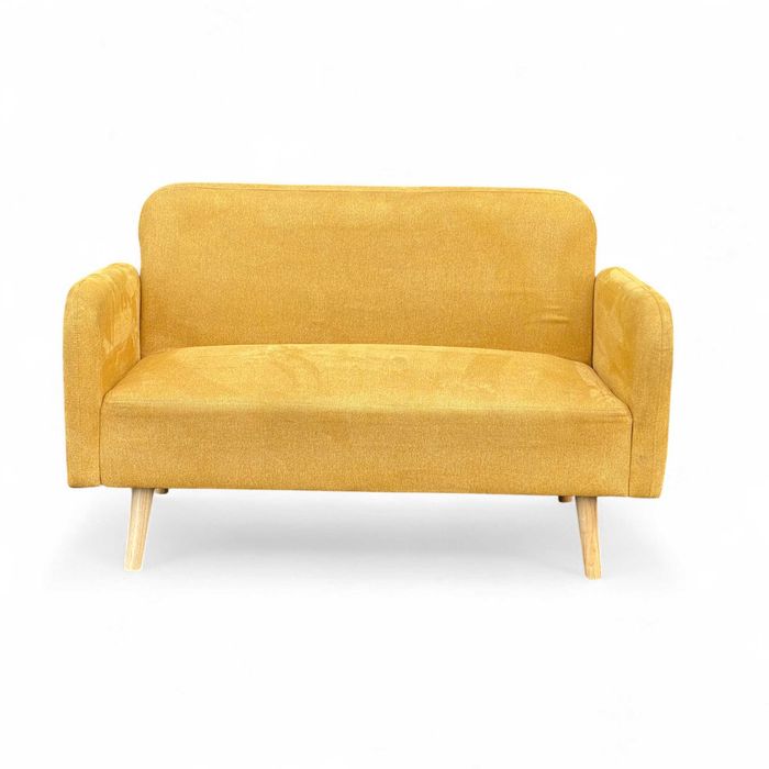 Mała sofa na zwężanych nogach, design