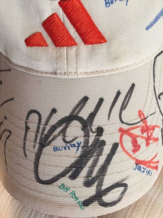 Boné de ténis da Adidas assinado por grandes nomes do circuito ATP