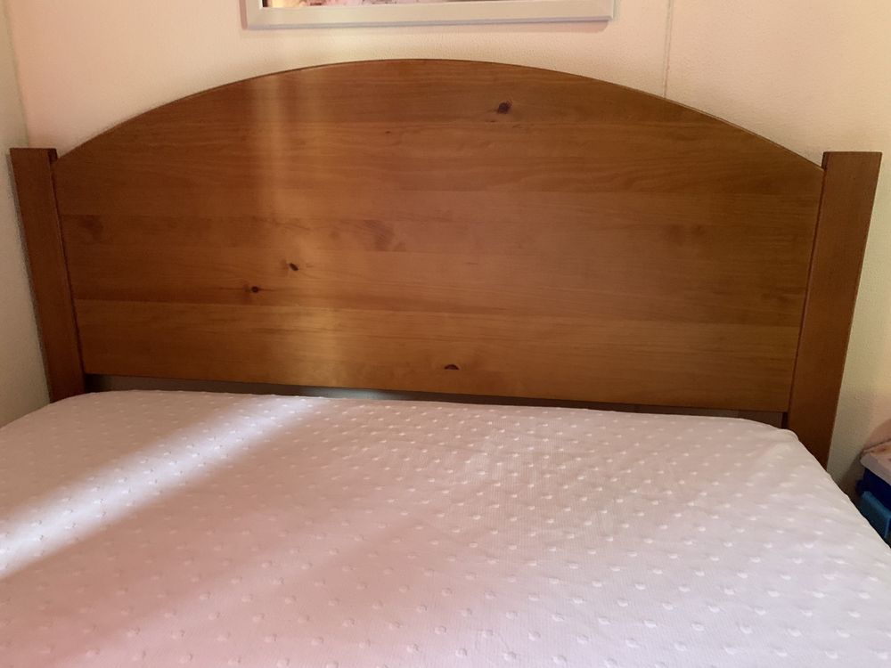 Cama de madeira maciça com estrado