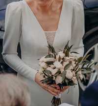 Elegancka minimalistyczna suknia ślubna z długim rękawem